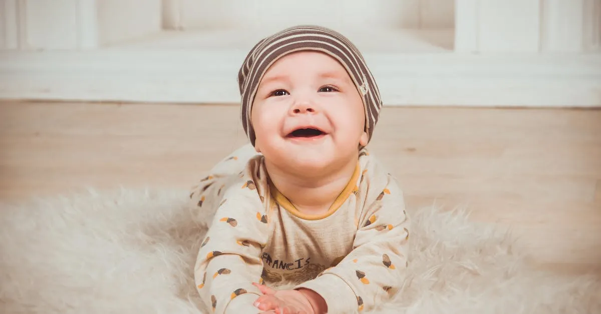 Bébé explorant à quatre pattes