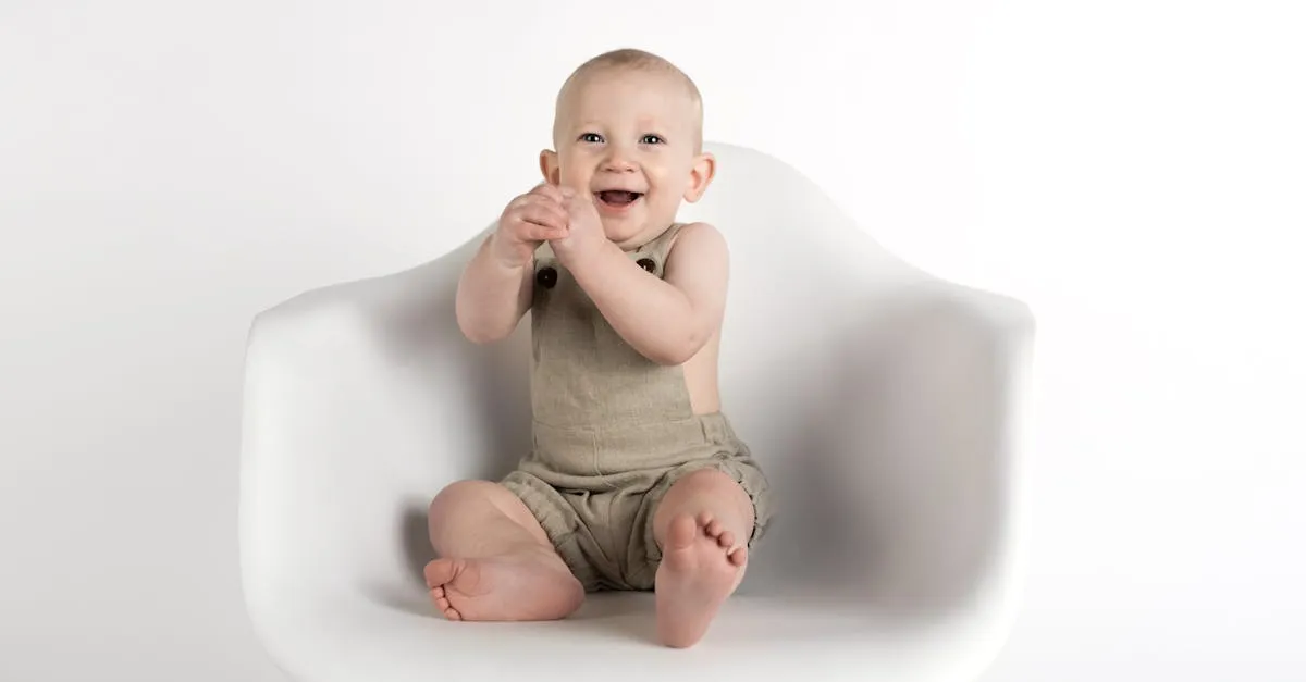 Bébé s'asseyant sur un tapis de jeu